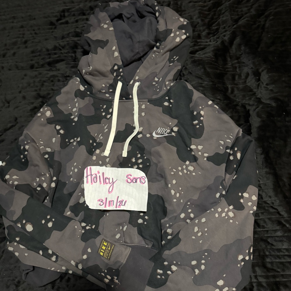 Graphic NIKE women’s cropped hoodie SIZE SMALL